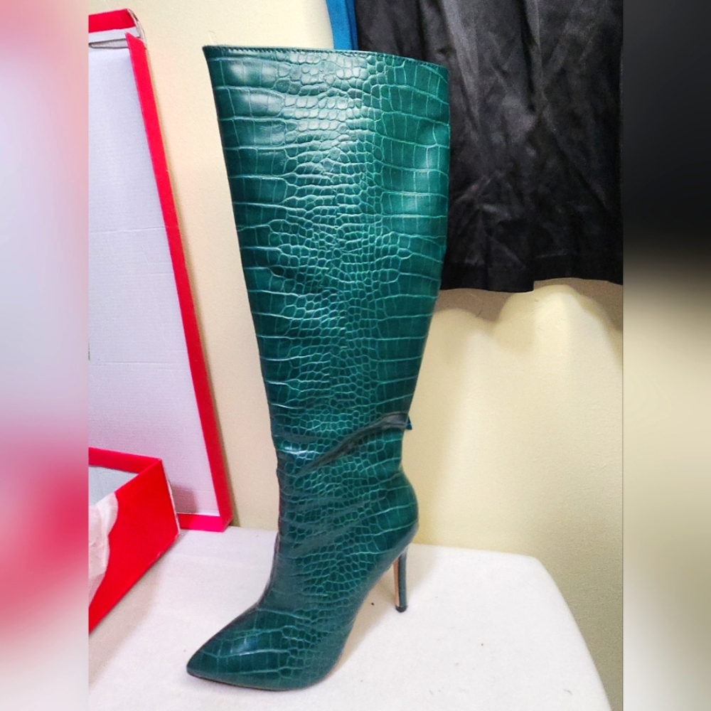 Catherine Malandrino Mintie Knee High Croc Embossed Stiletto Boots Size 6.5